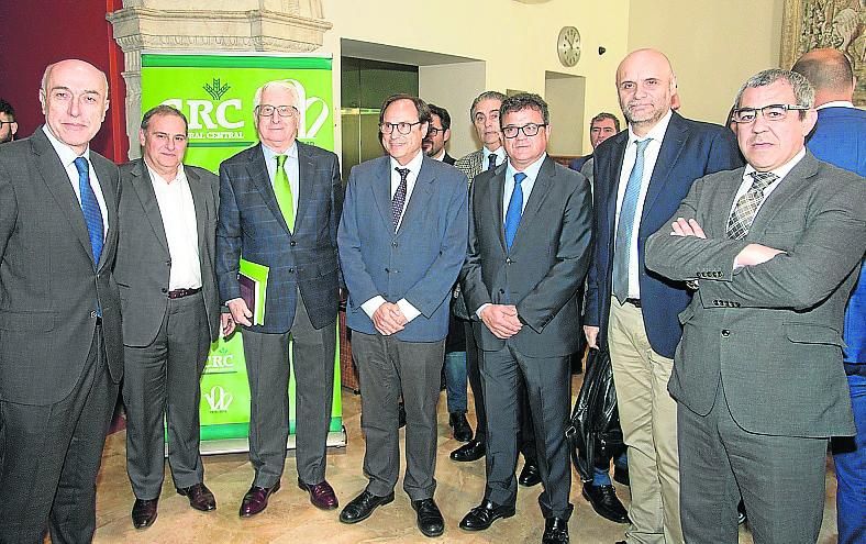 El consejero delegado de Prensa Ibérica para  la Comunidad, Juan Antonio López Ruiz de Zuazo; el director general de Contenidos de INFORMACIÓN, Juan R. Gil; el presidente de Caja Rural Central, Manuel Ruiz; el conseller Vicent Soler; el director del Club INFORMACIÓN, Toni Cabot; el director del periódico, Tomás Mayoral; y el gerente del diario, Jesús Javier Prado.