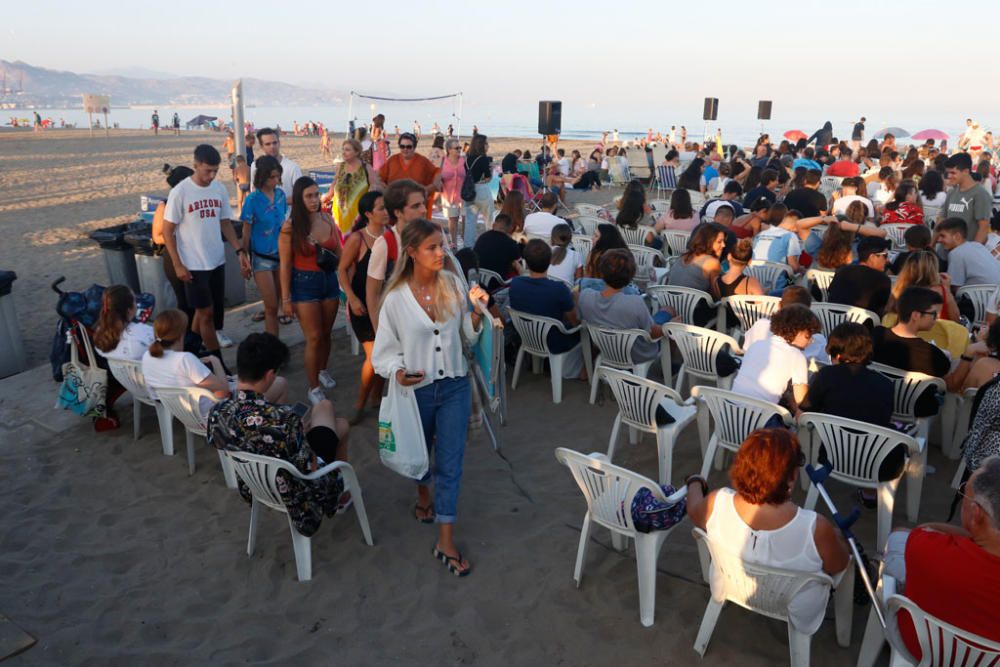 Miles de personas se congregaron en el Cine Abierto de la playa de la Misericordia para ver el estreno de los dos primeros capítulos de La Casa de Papel.