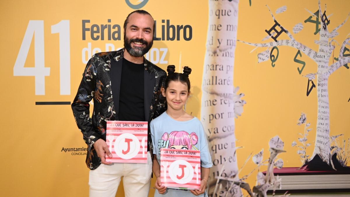 Miguel Ángel Carmona del Barco y su hija Alma, con el poema libro que ambos firman.