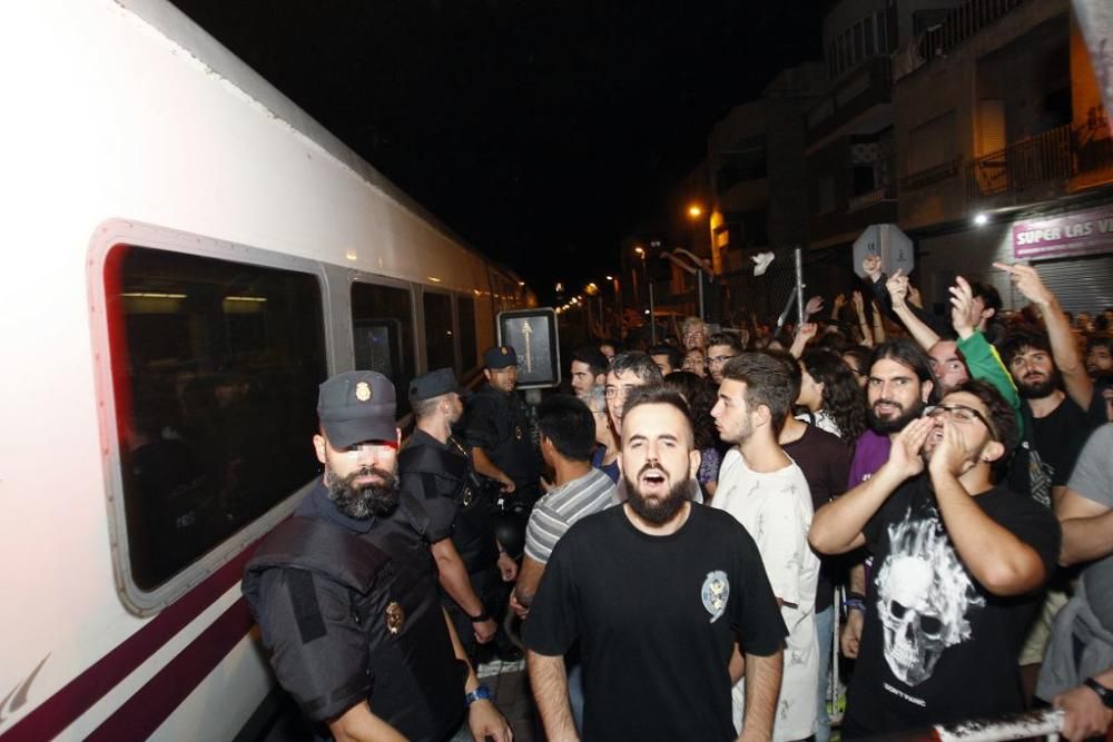 Los manifestantes protestan contra el AVE