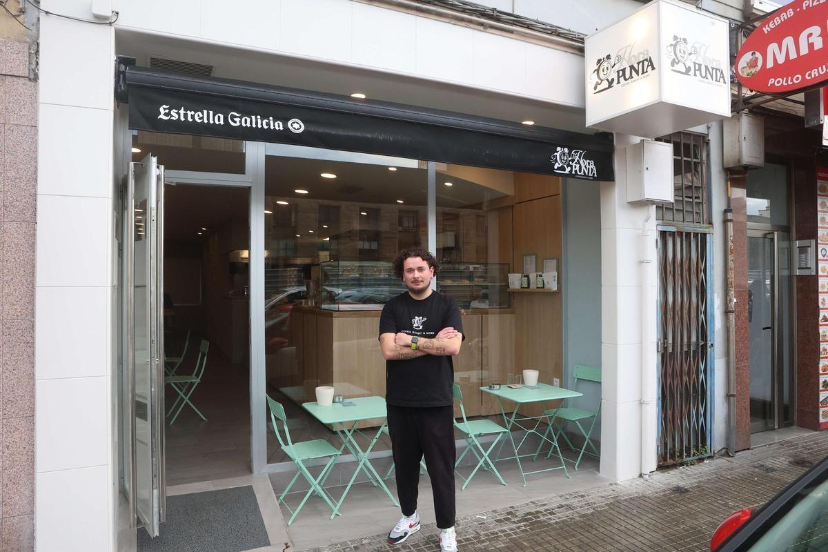 Luis Rego, propietario de la cafetería Hora Punta en el exterior del establecimiento