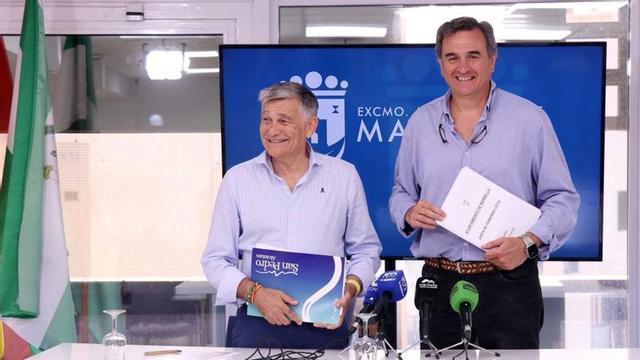 El teniente alcalde de San Pedro Javier García, y Félix Romero, ayer. | L.O.
