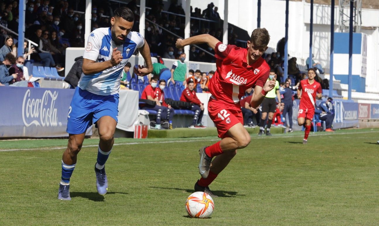 El Alcoyano derrota al Sevilla Atlético gracias a un doblete del central en los diez primeros minutos