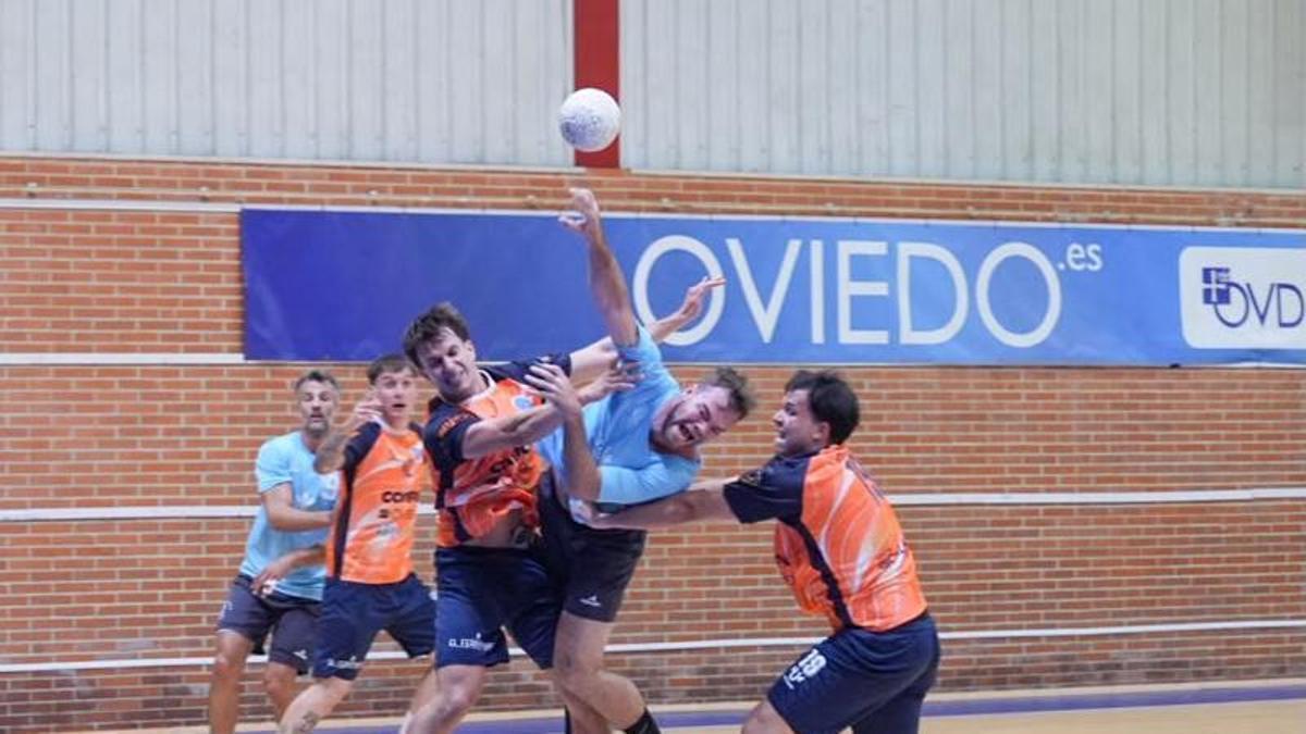 Gigi, en un momenro del partido entre Base Oviedo y BM Caja Rural Zamora.