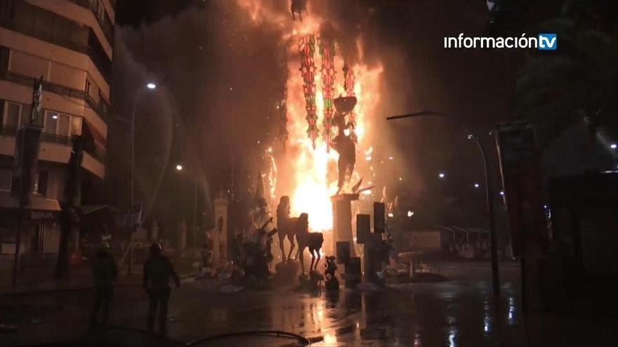 La polémica palmera de Pibierzo abre paso a una vibrante e intensa Nit de la Cremà en Alicante