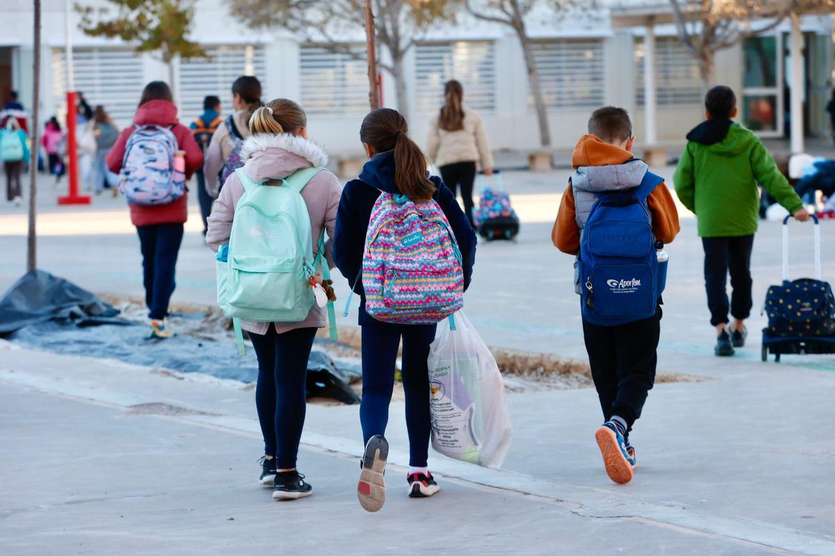 Varias escolares con mantas antes de entrar al Ceip Vila Romana de Catarroja.