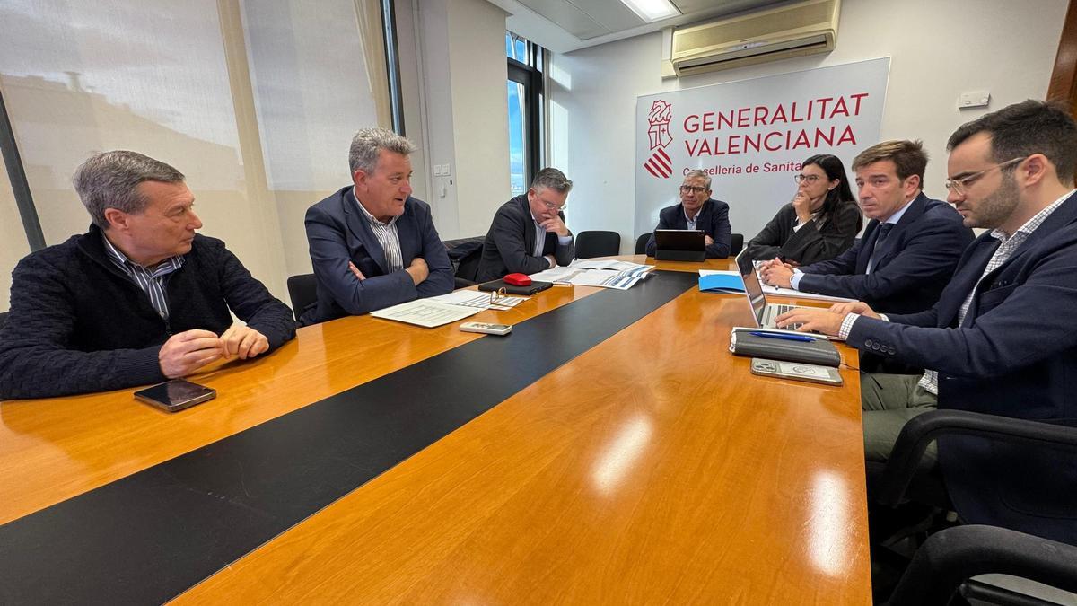 Marciano Gómez y Martínez Mus, con sus respectivas delegaciones.