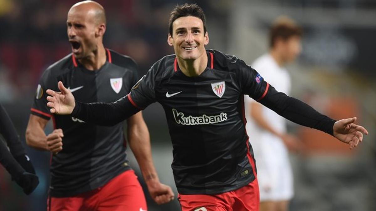 Aduriz celebra uno de los tres goles que marcó en Vallecas