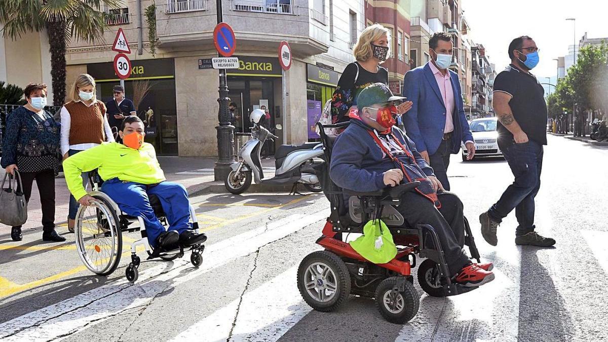 Usuarios de Famdif comprobaron el estado de la vía pública en Santiago el Mayor.