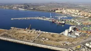 Los vecinos del Puerto de Alicante reclaman coherencia al PSOE sobre los macrodepósitos