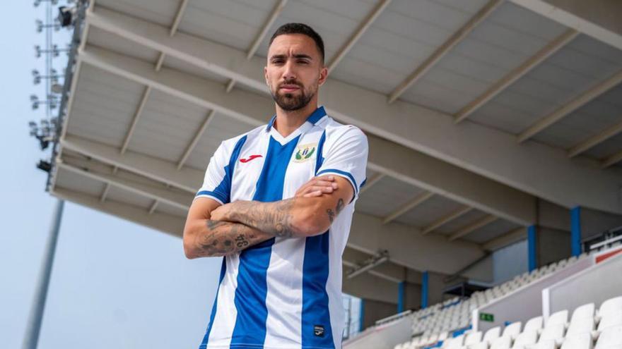 Darío Poveda posa con su nueva camiseta. | PRENSA CD LEGANÉS