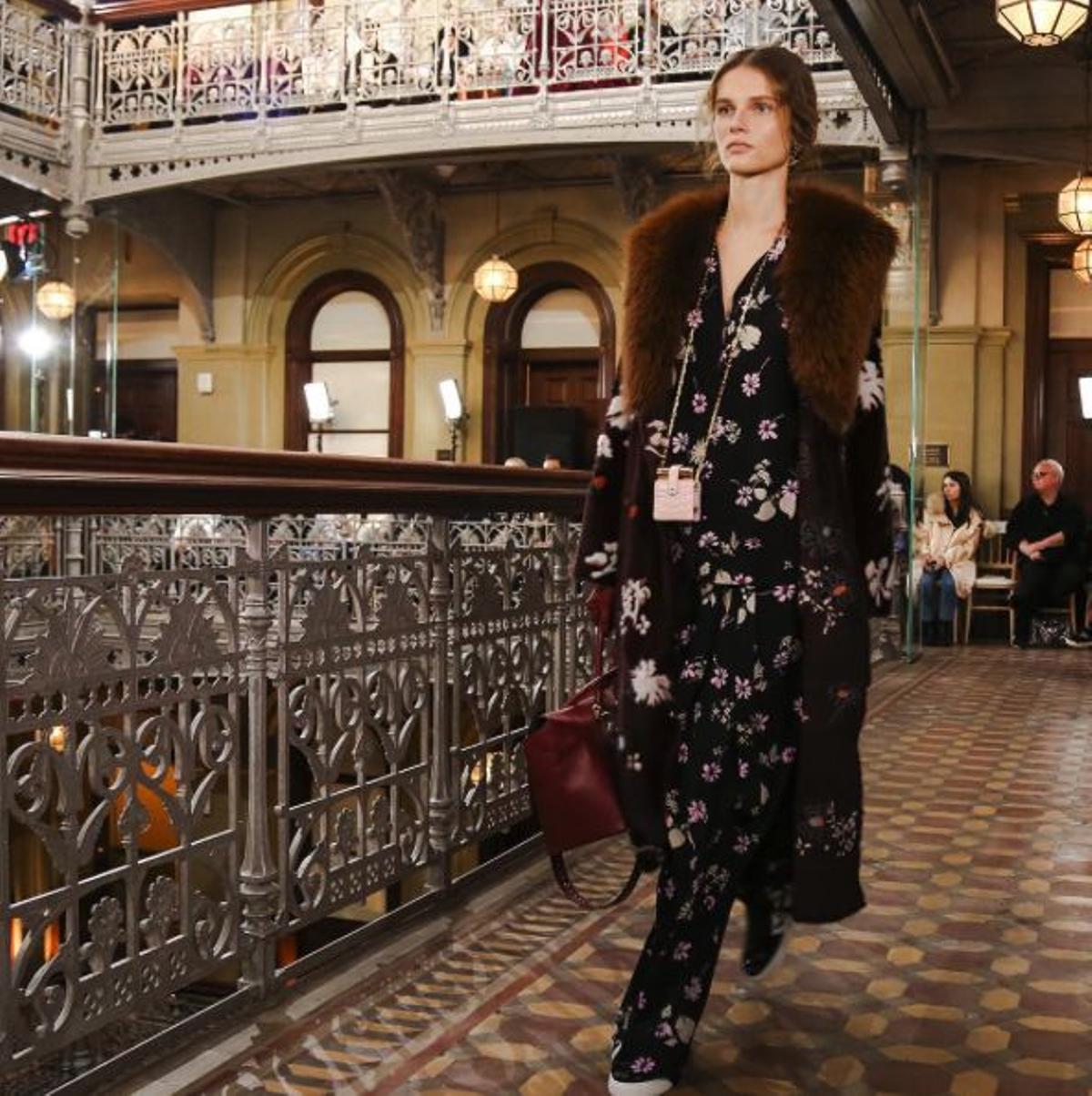 Valentino pre-fall 2017: estolas de piel