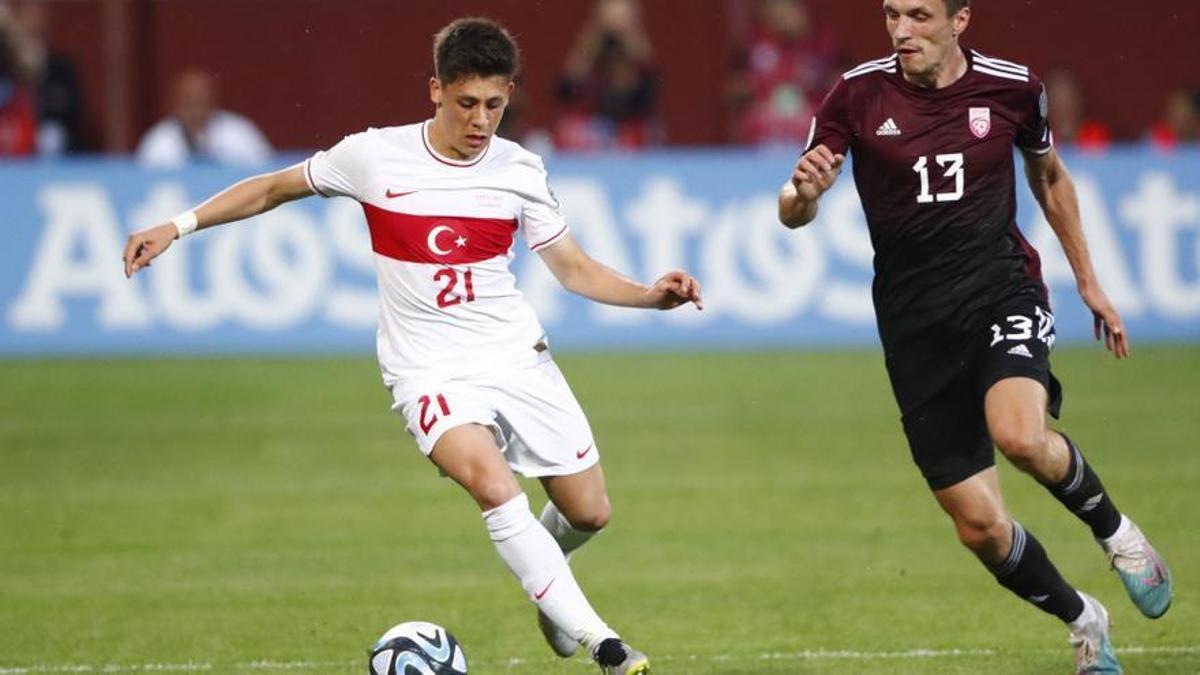 Arda Güler, en un partido con la selección de Turquía.