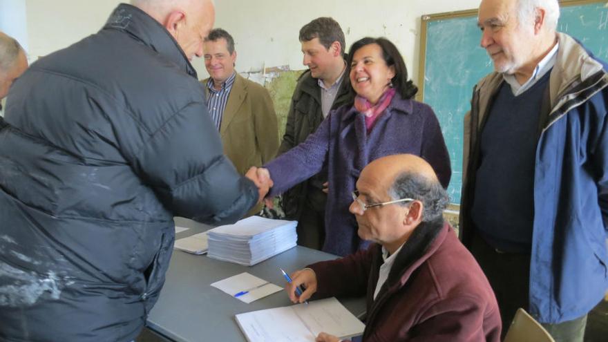 De izquierda a derecha, el diputado Marcelino Marcos Líndez; el alcalde de Tineo, José Ramón Feito; la consejera de Agroganadería y Recursos Autóctonos, María Jesús Alvarez; y el director general de Política Forestal, José Antonio Ferrera, entregando títulos de propiedad  de la concentración parcelaria de San Félix.