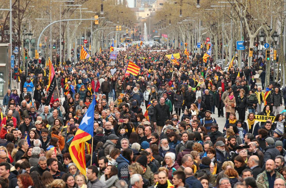 Manifestació multitudinària a Barcelona contra la detenció de Puigdemont