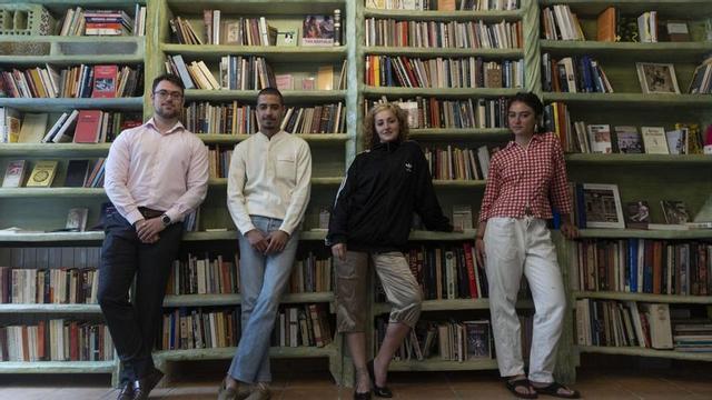 Sol, Gerardo, Rafael yAna en la nueva libreríaPraxis en la calle Avellanes. |   M.A.MONTESINOS