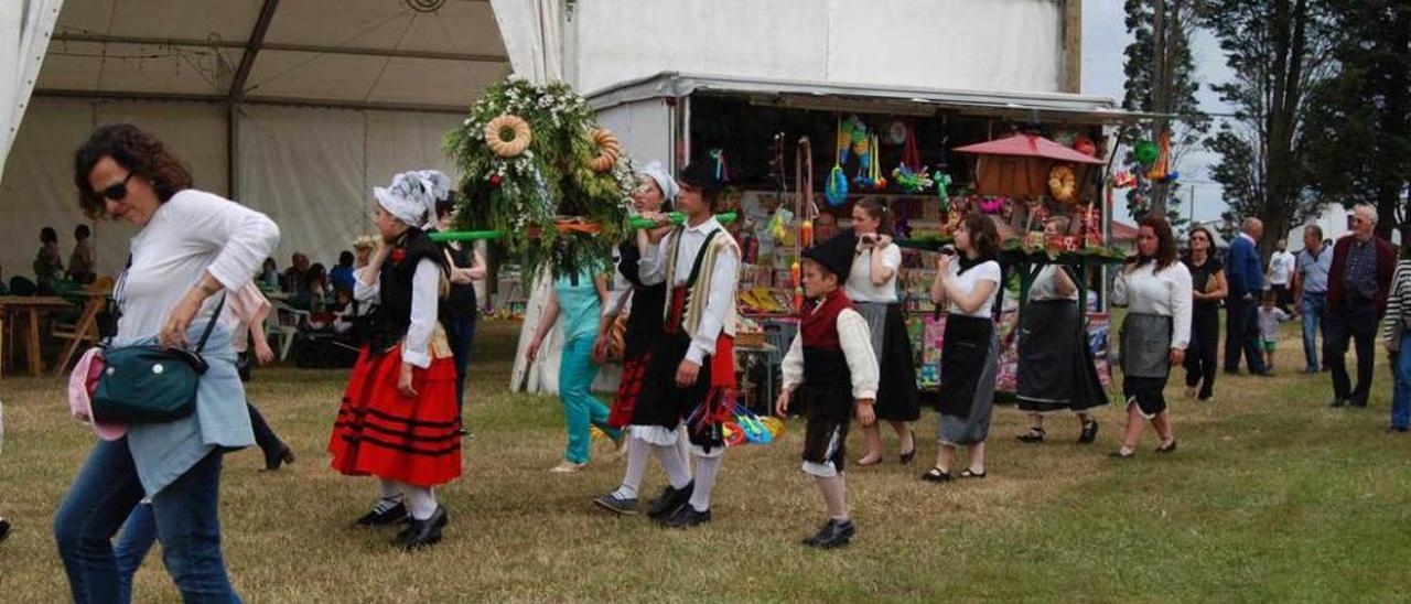 Dos de los ramos de la procesión, en el prao de la fiesta.