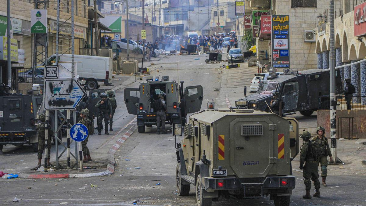 Enfrentamientos entre fuerzas israelíes y manifestantes palestinos en Nablús, Cisjordania