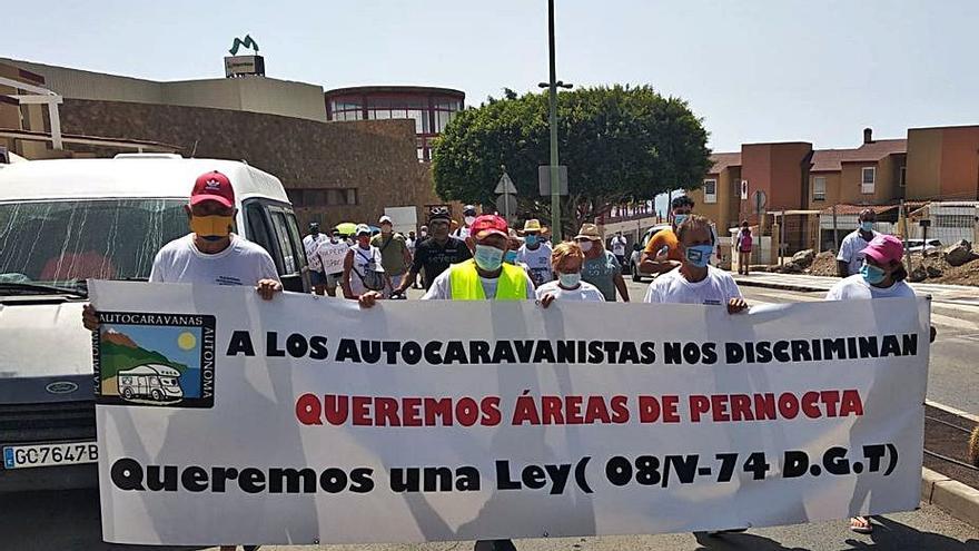 Cientos de caravanistas se concentran para pedir que se regule su actividad