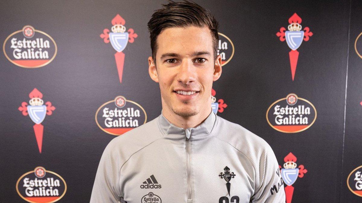 Santi Mina posa con el premio