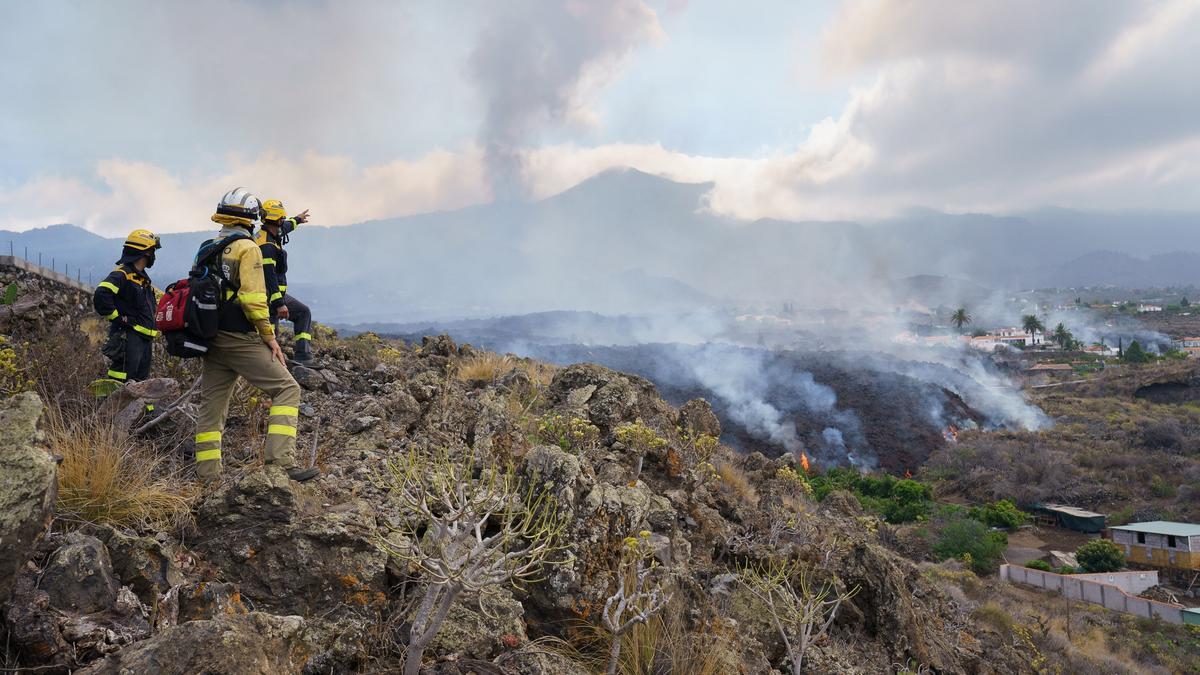 Bomberos vigilan la lava en La Palma.