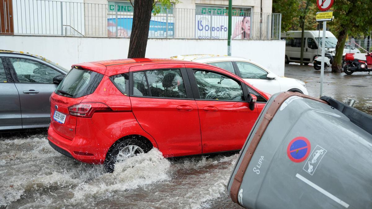 Calles anegadas de agua tras las lluvias torrenciales que enSevilla.