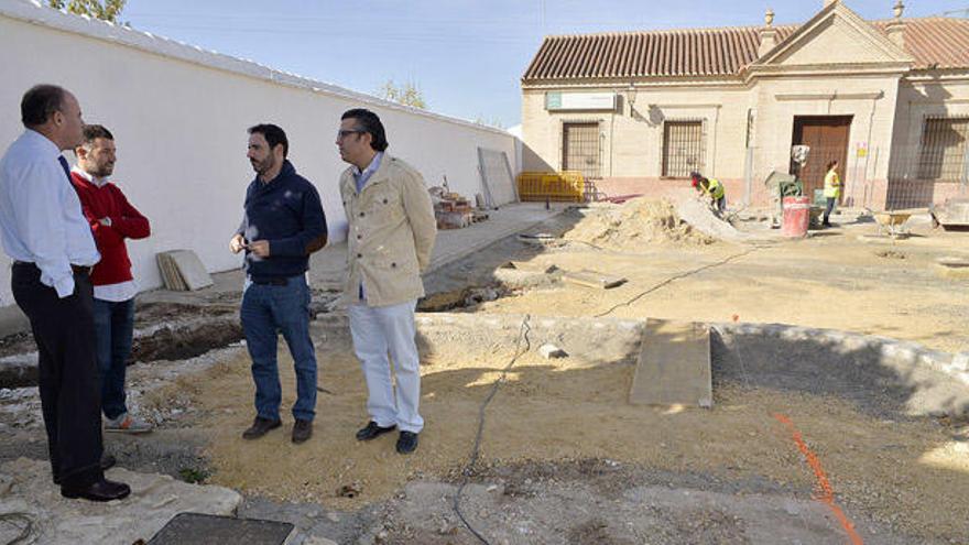 Manolo Barón visita las obras en Bobadilla.