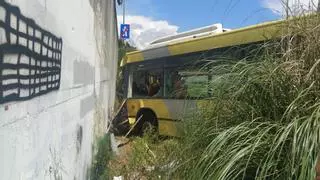 Herido el conductor de un autobus urbano de Santiago al quedar sin frenos y chocar contra un puente
