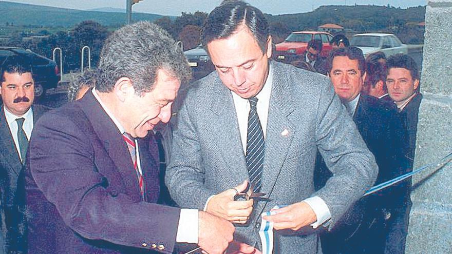 Adolfo Campos, en la inauguración del centro de salud en 1989.