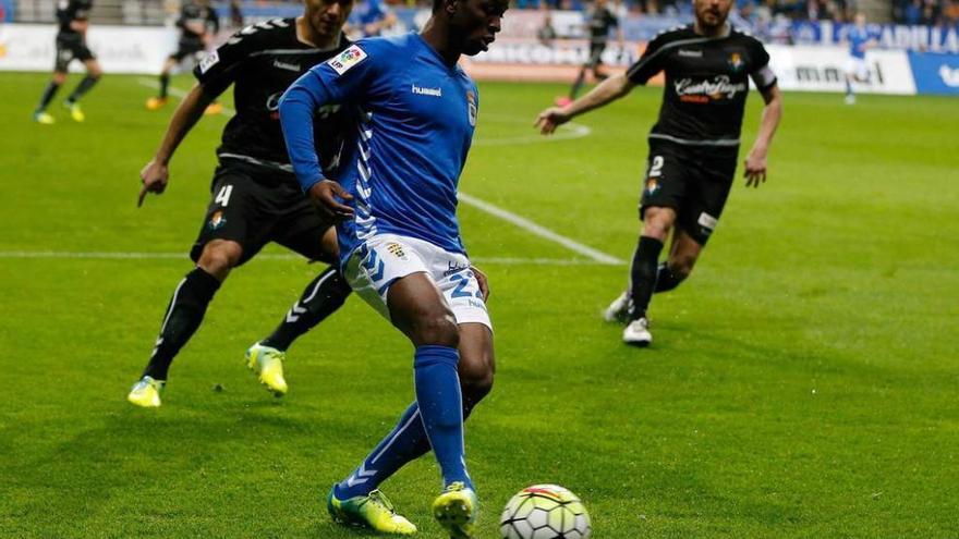 Koné, con el balón, en el partido del Oviedo ante el Valladolid de la pasada temporada en el Tartiere.
