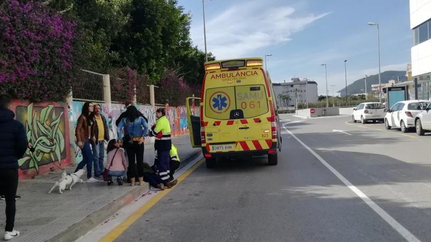 Una familiar de la víctima sufrió un desvanecimiento en la puerta de los juzgados.