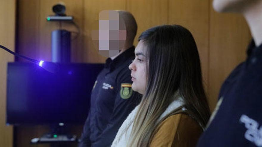 La joven durante el juicio.