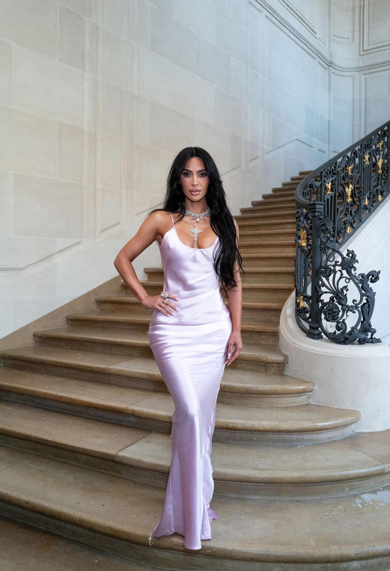 Kim Kardashian con vestido de Victoria Beckham