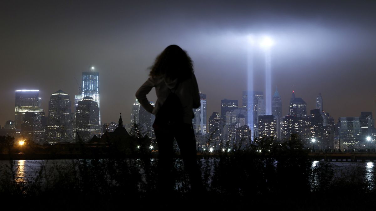 Dos focos de luz recuerdan el lugar donde se levantaron las Torres Gemelas en el décimo aniversario de la tragedia.