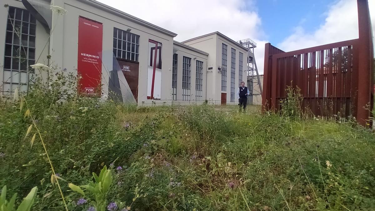 Accesos al centro de arte del pozo Santa Bárbara. 