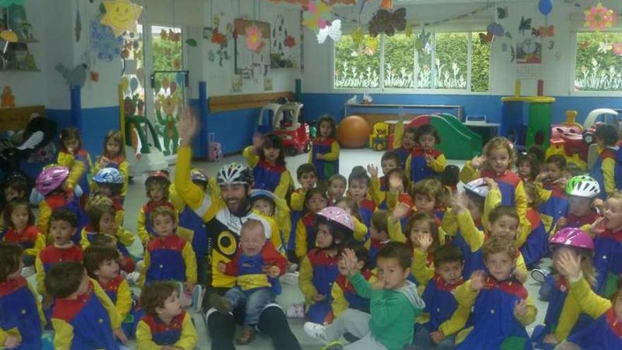 Gustavo César Veloso enseña ciclismo a niños de la guardería