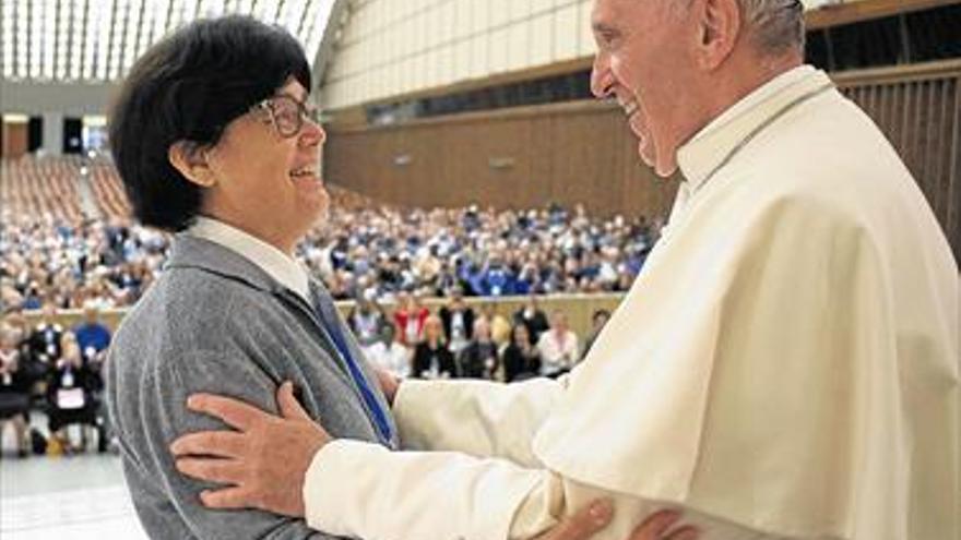 El Papa abre la puerta a que las mujeres puedan bautizar y casar