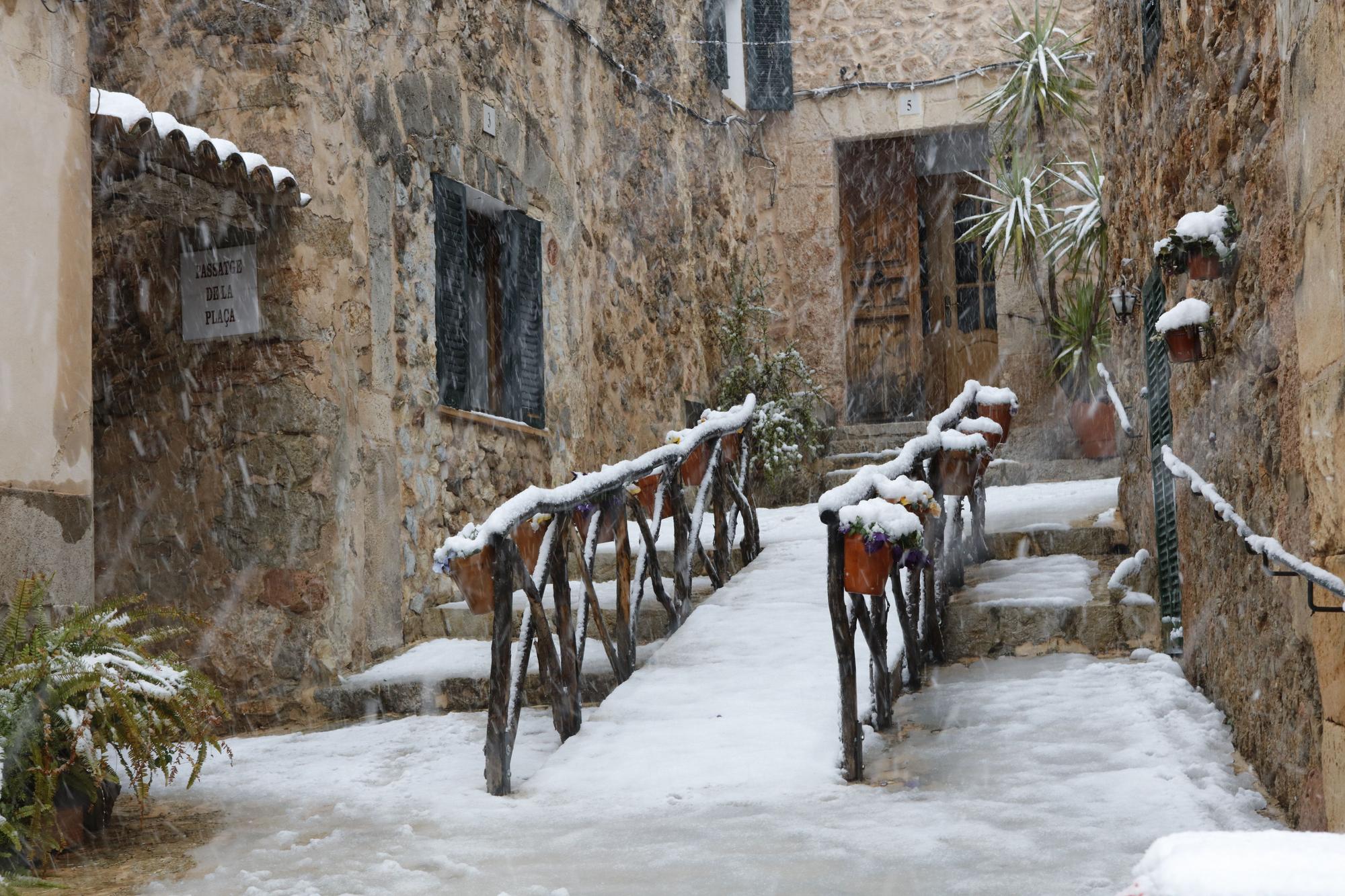 Malerisches Mallorca: Valldemossa im Schnee