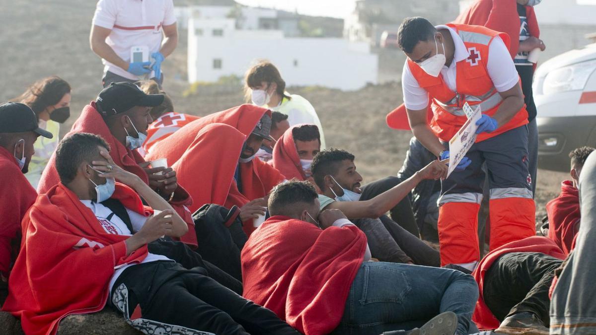Personal de la Creu Roja atén immigrants que han arribat a les Canàries (arxiu).  | EFE