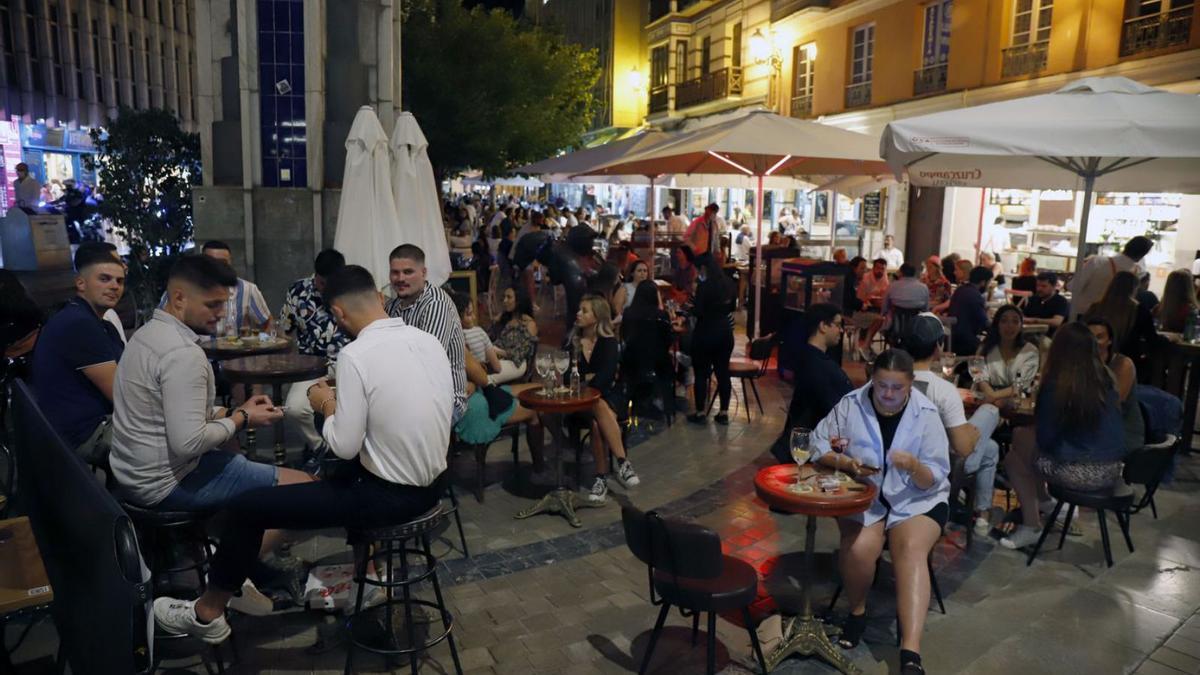 Clientes en una terraza de Málaga. | ÁLEX ZEA