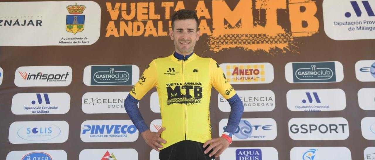 Víctor Manuel Fernández, en Mijas, con el jersey de líder de la Vuelta a Andalucía MTB.