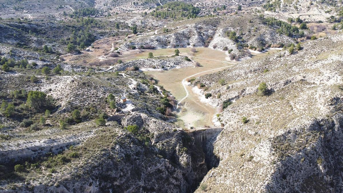 Panorámica del embalse de Relleu.