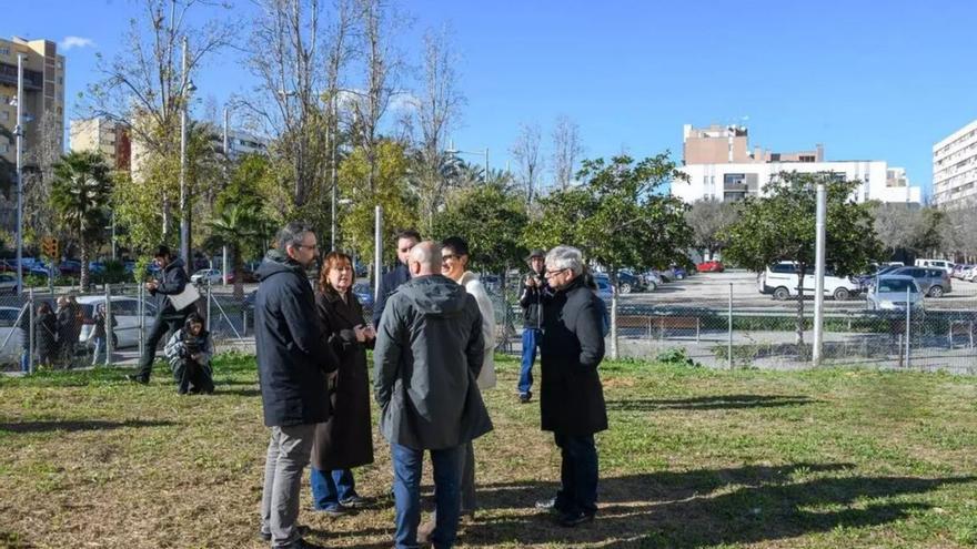 La consellera Sílvia Paneque i l’alcaldessa de Sant Adrià, Filo Cañete, en un solar on s’aixecaran vivendes. | CONSELLERIA DE TERRITORI