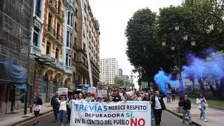 La depuradora de Trevías se hace notar en Oviedo: alrededor de 250 personas (según los convocantes) se suman a una protesta que pide "diálogo"