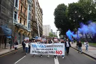 En imágenes: así fue la manifestación por las calles de Oviedo de los vecinos de Trevías que luchan por cambiar la depuradora de lugar