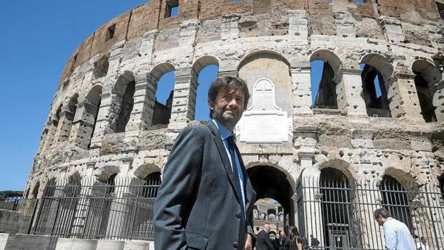 El ministre de Cultura italià, Dario Franceschini, posa davant del Colosseu, divendres passat