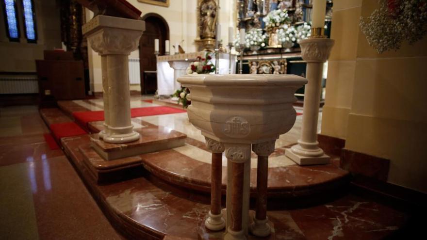 La iglesia de Salinas estrena pila bautismal