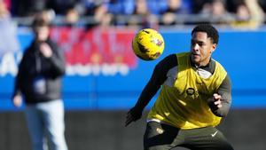 Entrenamiento de puertas abiertas del Barça. Vitor Roque desata la ilusión de más de 5.000 espectadores en el estadio Johan Cruyff en Sant Joan Despí.