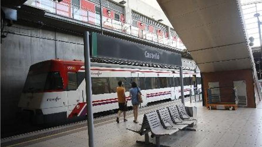 Tren de cercanías estacionado en el estación de Castelló.