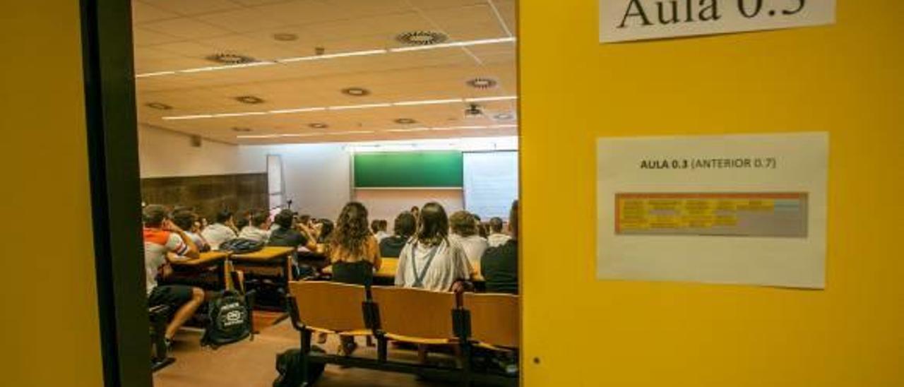 Alumnos atendiendo al docente en un aula del campus de Elche, en la Universidad Miguel Hernández.